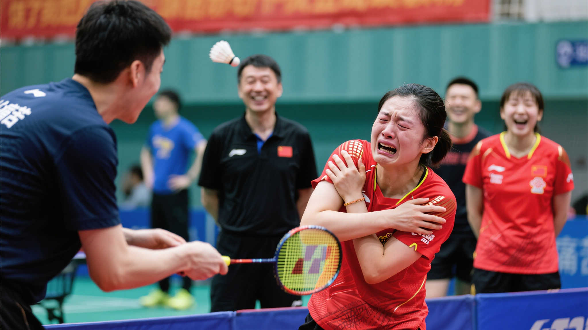 邱贻可训练场遭遇‘暴力’孙颖莎,场面爆笑十足! 邱贻可训练场遭遇‘暴力’孙颖莎,场面爆笑十足!